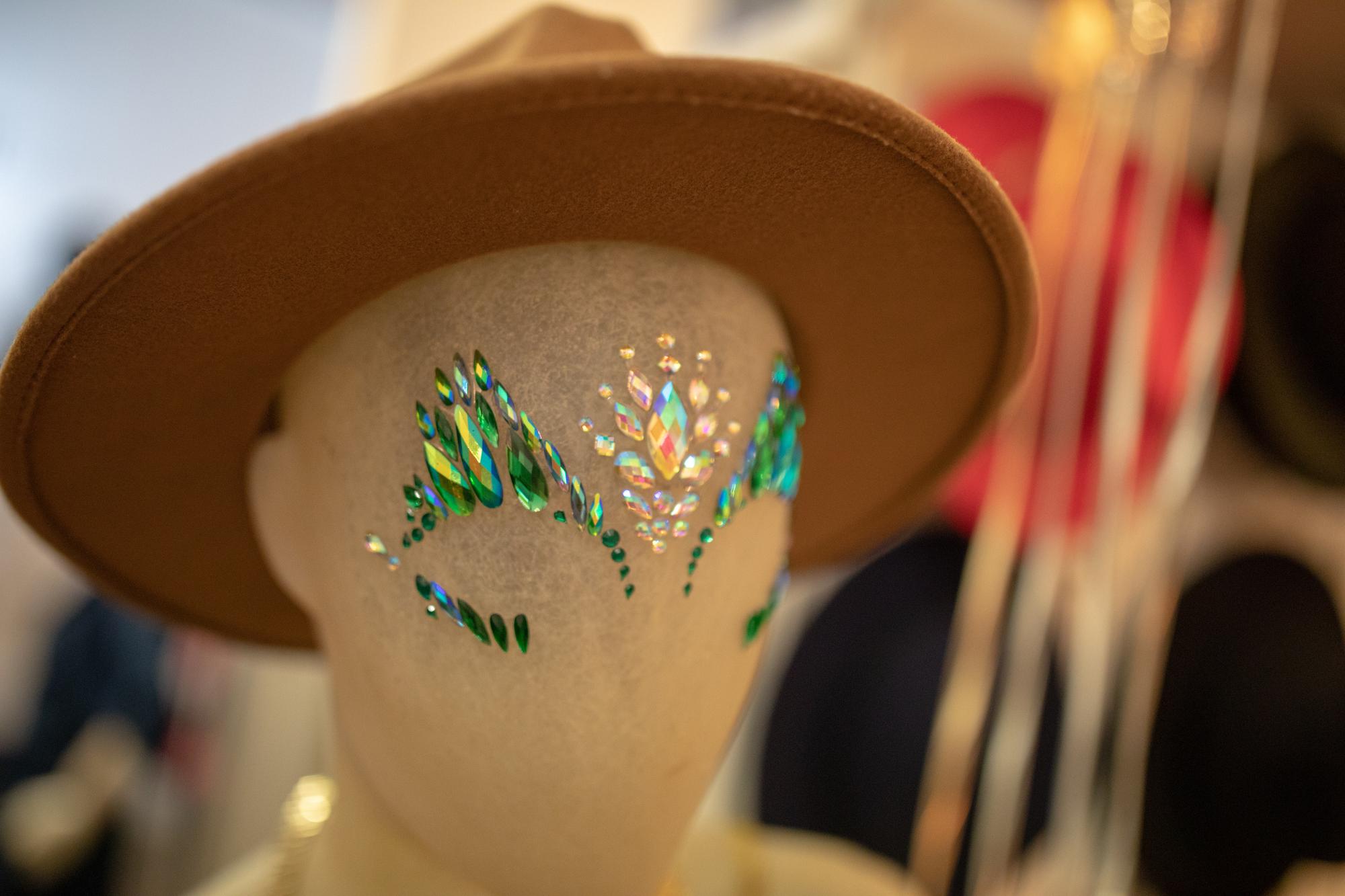 Cappello ricamato con dettagli metallici